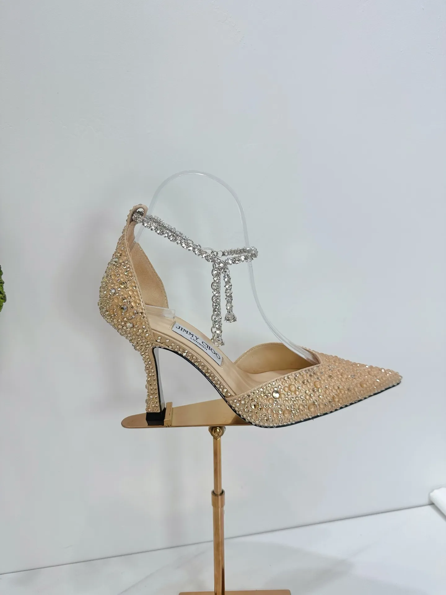 👟👟Ex-factory price 820👟👟 JIMMY CHOO (Jimmy CHOO) 💝💝💝 is a very comprehensive noble fashion lifestyle brand, with a series of women's high-heeled, medium-heeled, flat-heeled sandals with the same strap from major fashion bloggers and celebrities in Hong Kong and the United States.  The Australian pointed toe, round toe and square toe series are simply beautiful. Fall in love with elegance and playful sense of the future. Just by looking at them, you want to own them immediately, but you can really think about a pair of exquisite high heels~~~~~~~~~~~~~~~~~ 💝This series is specially designed for extraordinary and indifferent ladies, thus creating a unique overall effect, Jimmy Choo Design products that inspire women to move forward and show their charm💝💝💝 1⃣️Material: Imported silk hot diamond 2⃣️Inner: Imported Italian lambskin, super soft and delicate 3⃣️Outsole: Imported Italian original original color genuine leather injection molded outsole Heel height 8.5 4⃣️Code number: 35 to 39 (34.40.41.42. Customized)